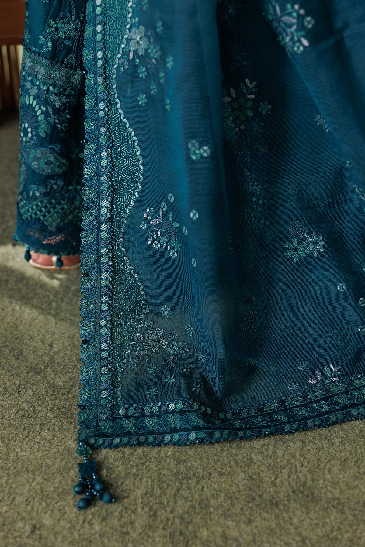 EMBROIDERED LAWN EL26-D04 UNSTITCHED - Image 6