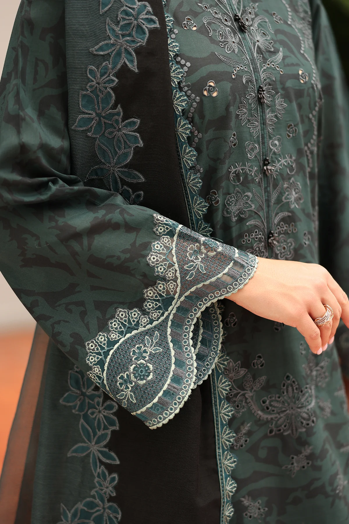 EMBROIDERED LAWN SF-4253 - Image 3