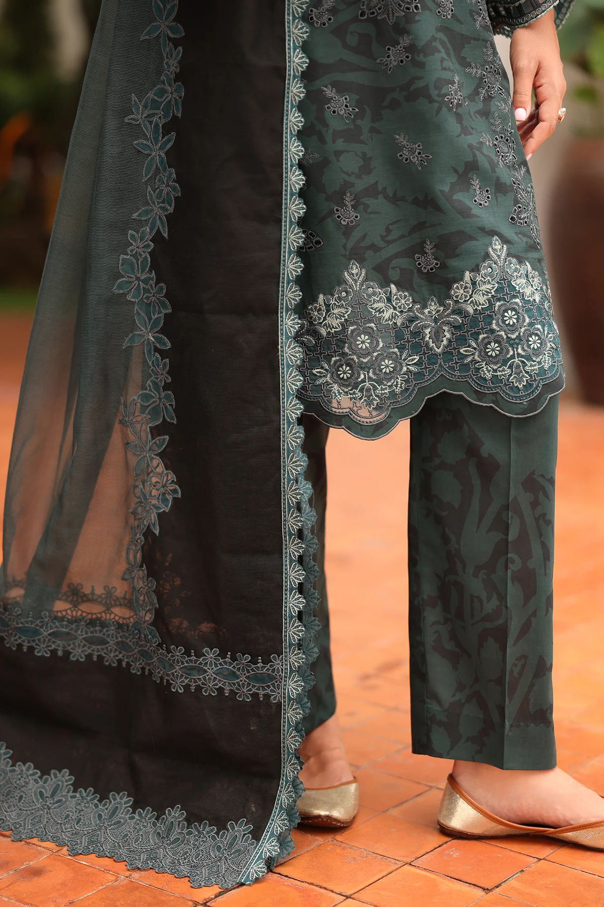 EMBROIDERED LAWN SF-4253 - Image 4