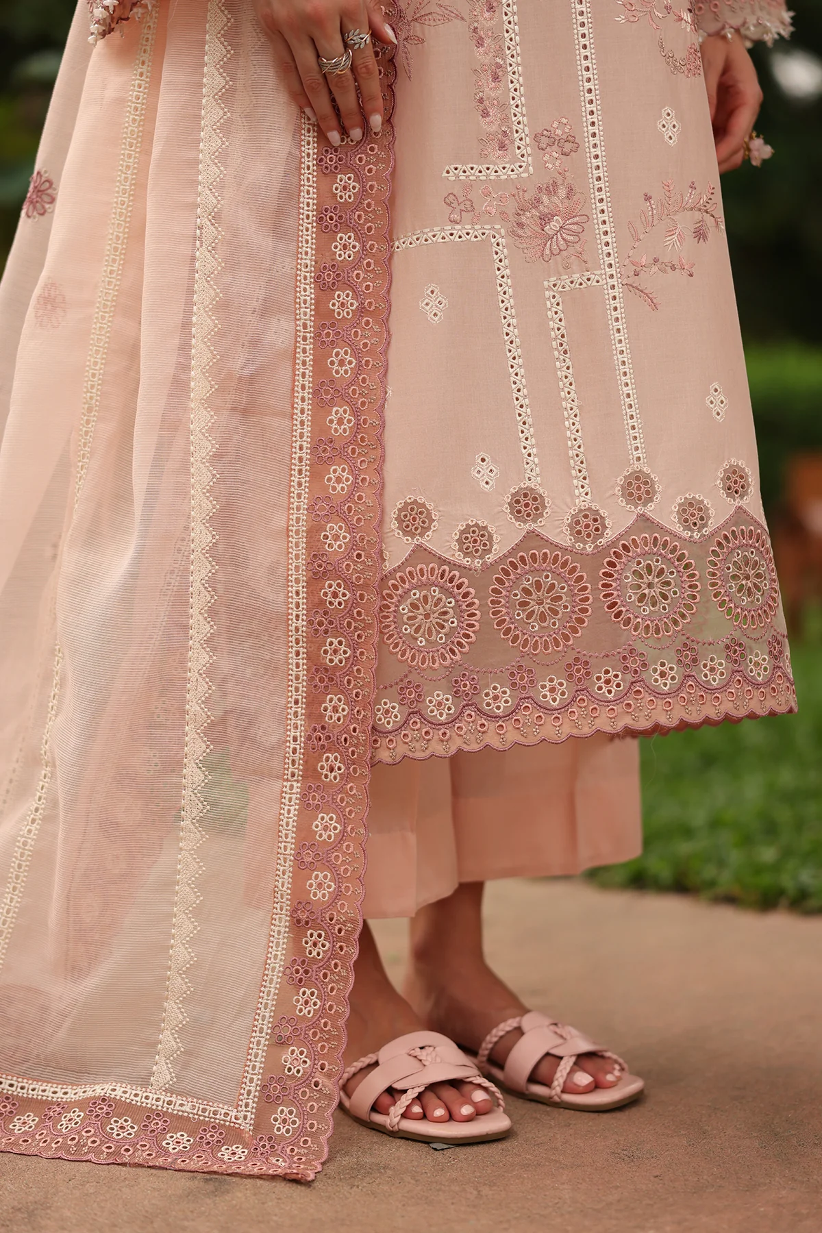 EMBROIDERED LAWN UF-4261 - Image 5