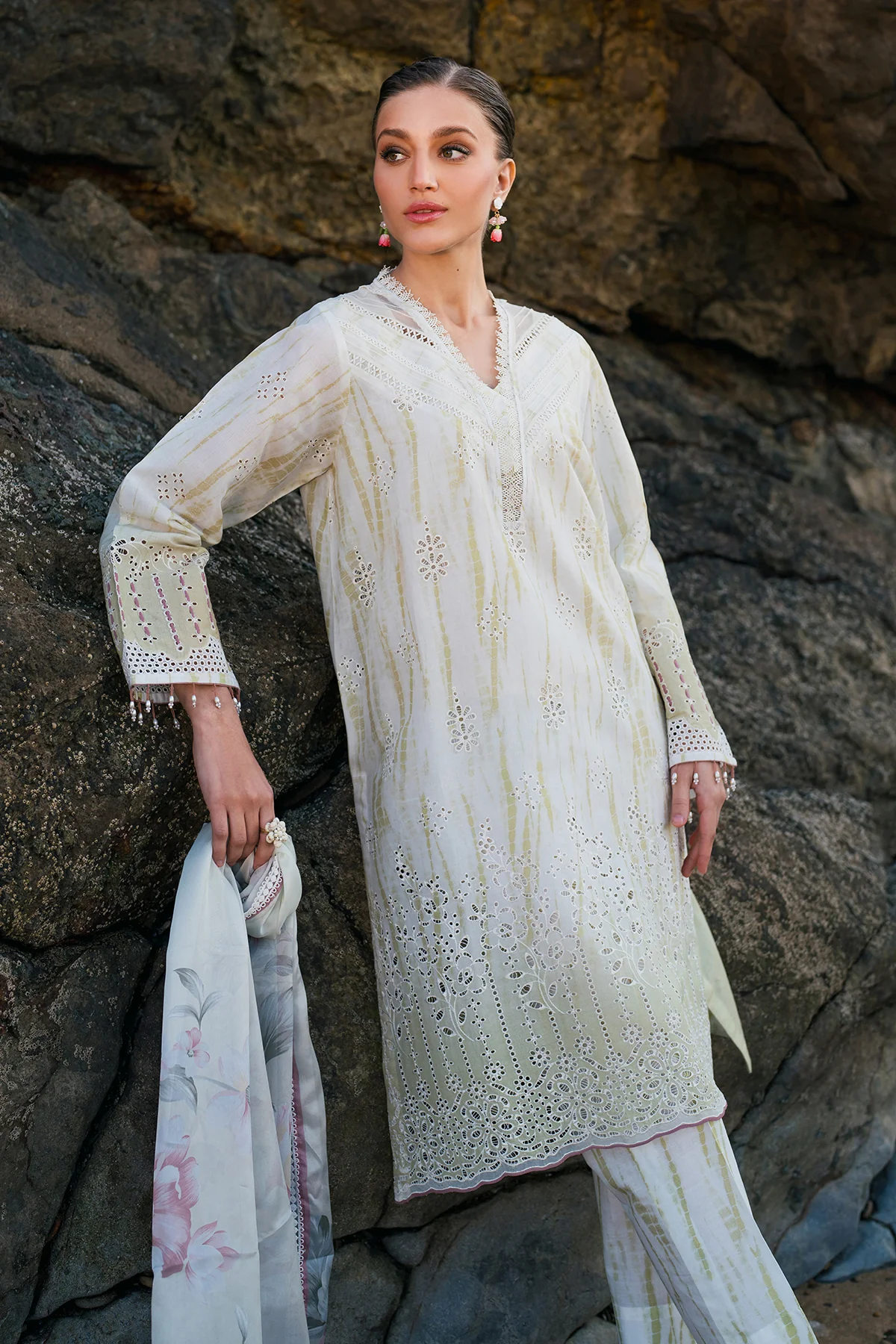 EMBROIDERED PRINTED LAWN UF-4132 - Image 5