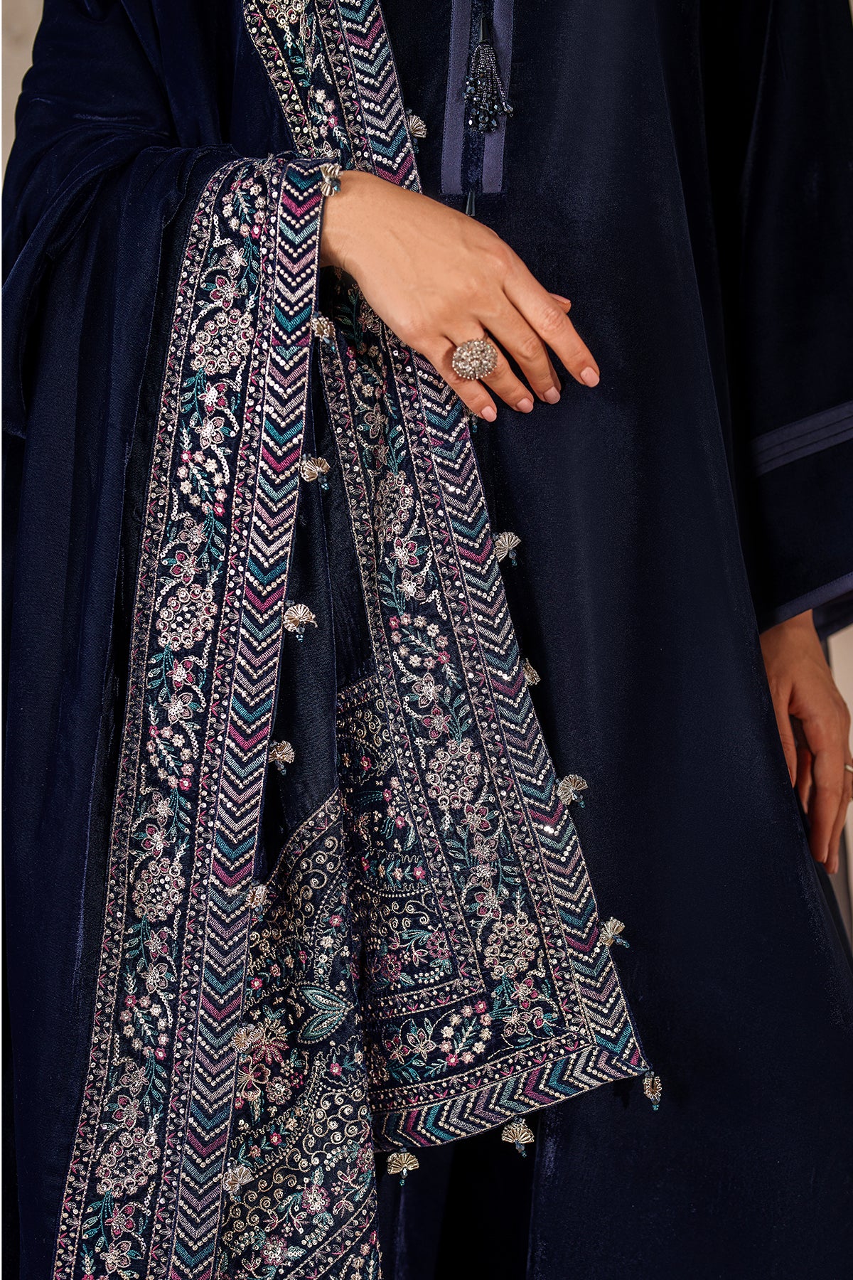 EMBROIDERED VELVET SHAWL VS-58 - Image 3